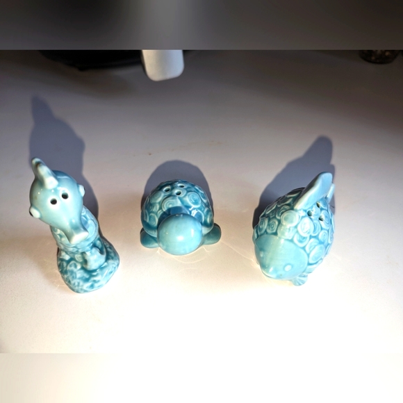 Salt and pepper shakers - Picture 3 of 3